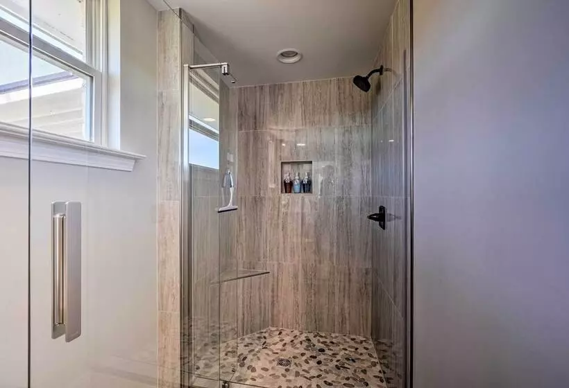 Scenic Home On 20 Acre Farm: Families Welcome