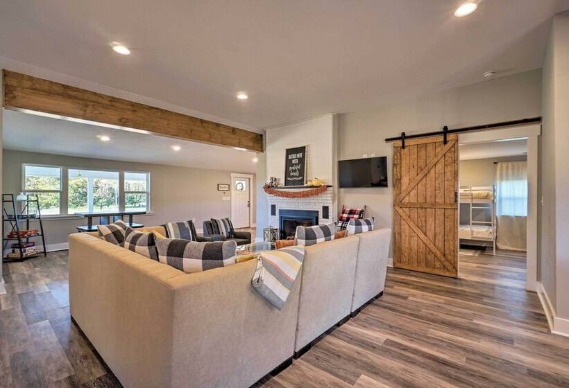 Scenic Home On 20 Acre Farm: Families Welcome