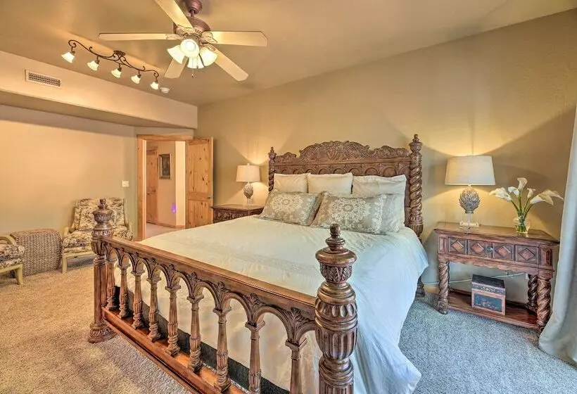 Show Low Escape < 2 Mi To Hikes, Shops & More!