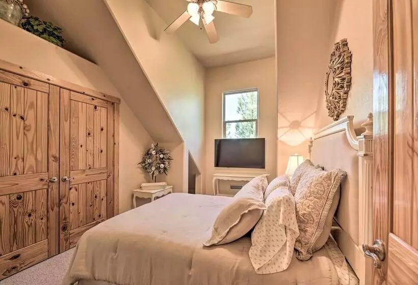 Show Low Escape < 2 Mi To Hikes, Shops & More!