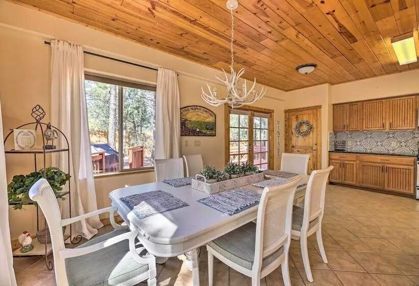 Show Low Escape < 2 Mi To Hikes, Shops & More!