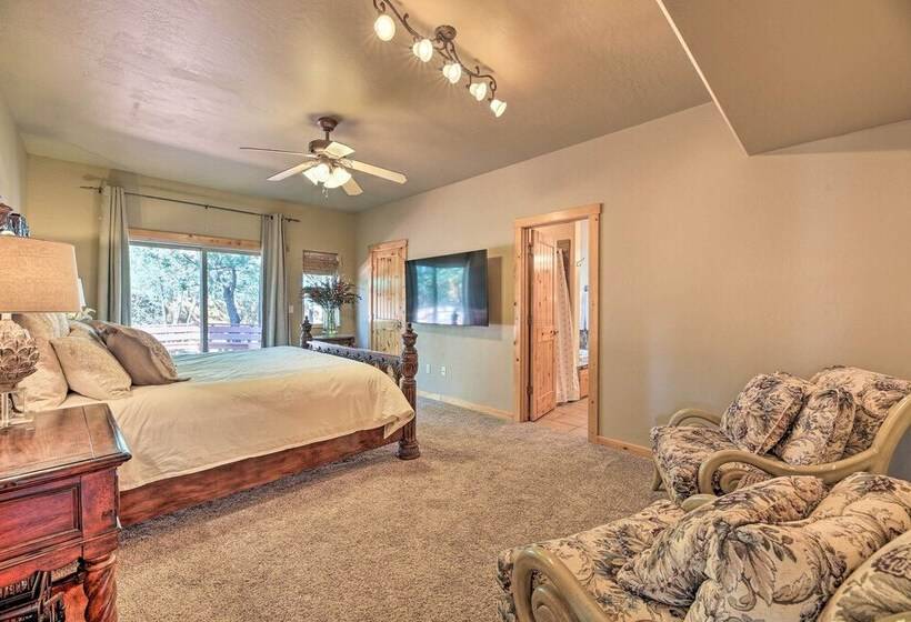 Show Low Escape < 2 Mi To Hikes, Shops & More!