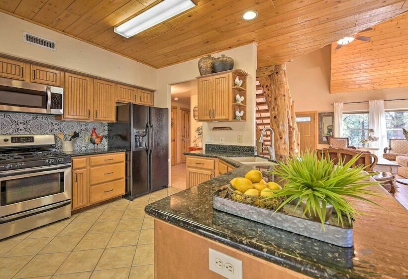 Show Low Escape < 2 Mi To Hikes, Shops & More!