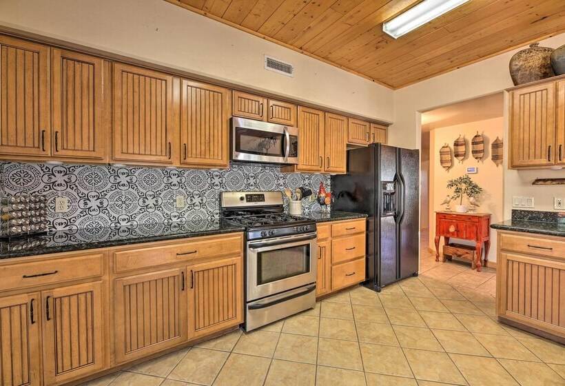 Show Low Escape < 2 Mi To Hikes, Shops & More!