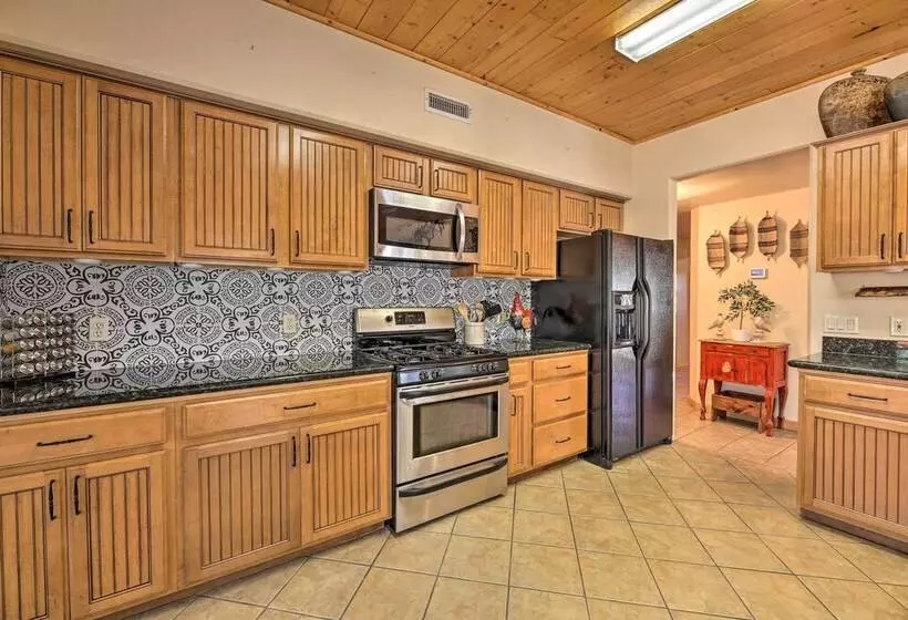 Show Low Escape < 2 Mi To Hikes, Shops & More!