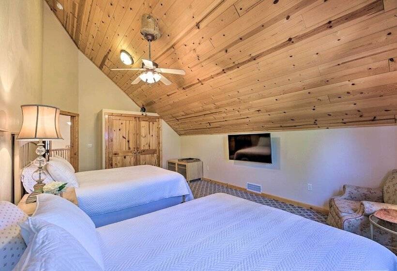 Show Low Escape < 2 Mi To Hikes, Shops & More!