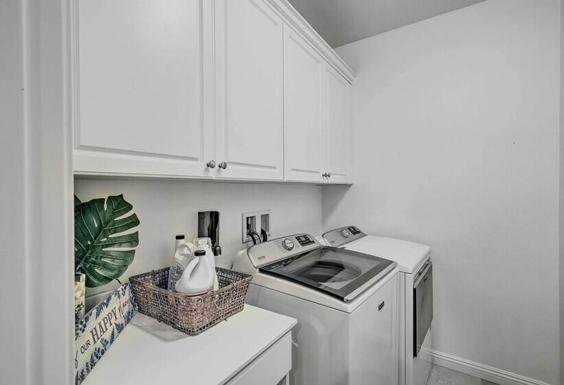 Spacious Bakersfield Home W/ Outdoor Pool!