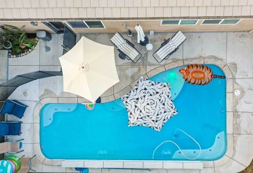 Spacious Bakersfield Home W/ Outdoor Pool!
