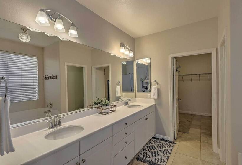 Spacious Bakersfield Home W/ Outdoor Pool!