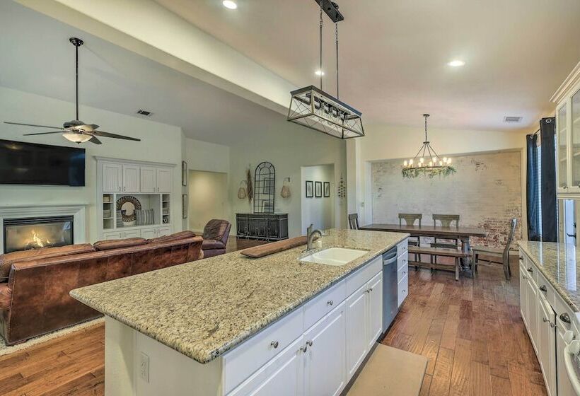 Spacious Bakersfield Home W/ Outdoor Pool!