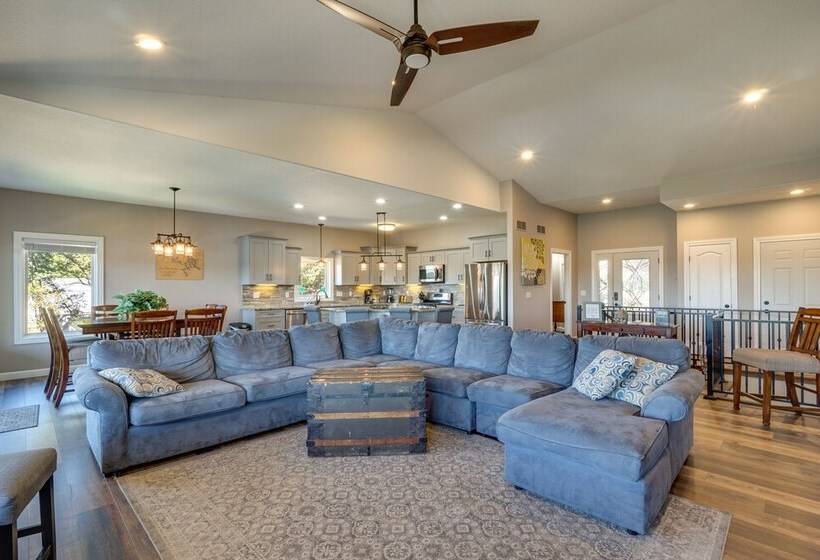 Spacious Lake Of The Ozarks Escape W/ Deck & Views