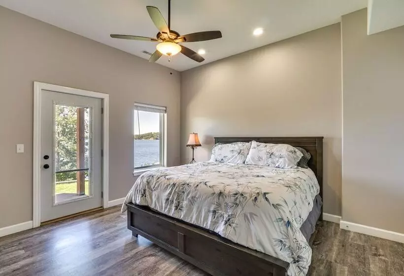 Spacious Lake Of The Ozarks Escape W/ Deck & Views