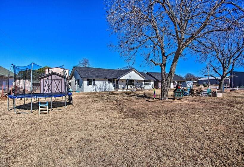 Walk To Lake Texoma: Family Friendly Retreat!