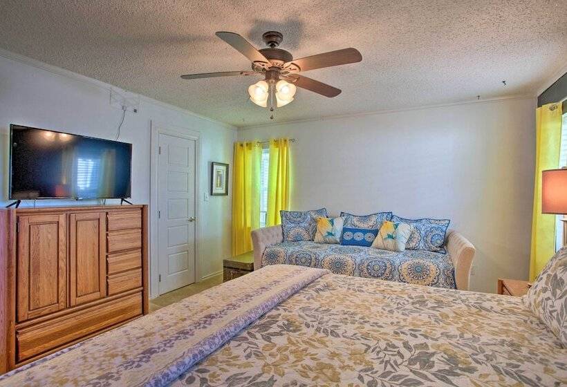 Walk To Lake Texoma: Family Friendly Retreat!