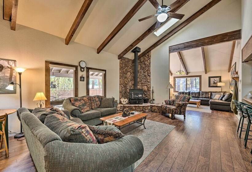 Spacious Cabin W/ Deck: 7 Mi To Show Low!