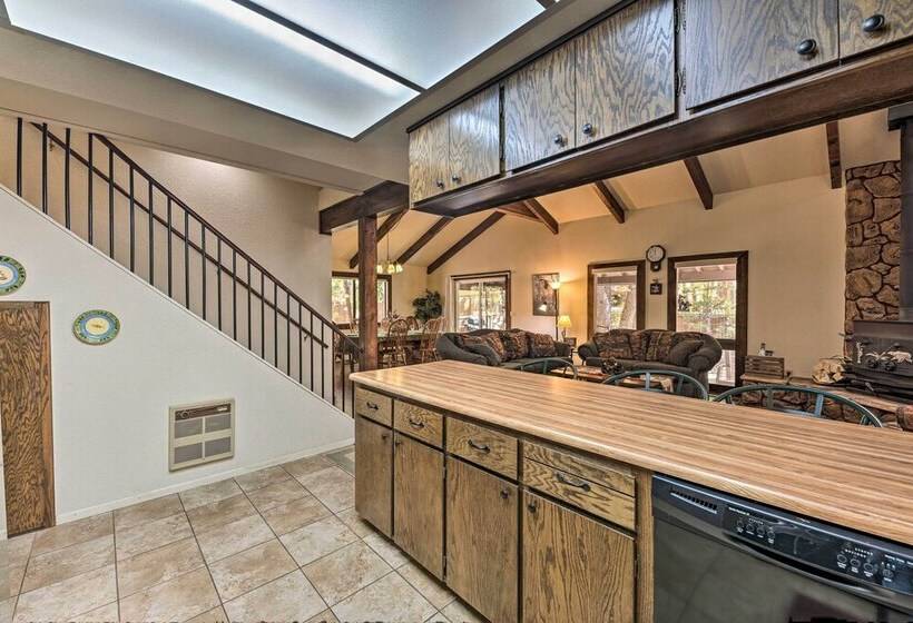 Spacious Cabin W/ Deck: 7 Mi To Show Low!