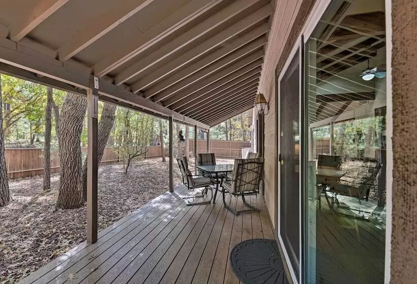 Spacious Cabin W/ Deck: 7 Mi To Show Low!