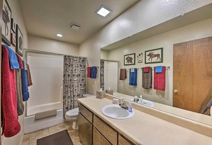 Spacious Cabin W/ Deck: 7 Mi To Show Low!