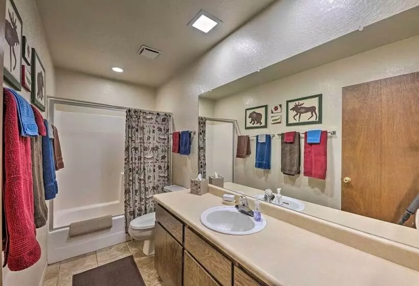 Spacious Cabin W/ Deck: 7 Mi To Show Low!