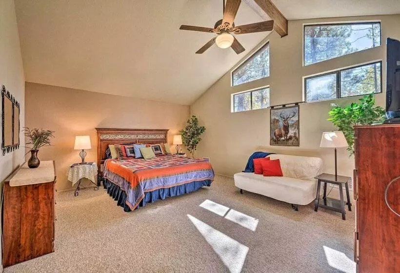 Spacious Cabin W/ Deck: 7 Mi To Show Low!