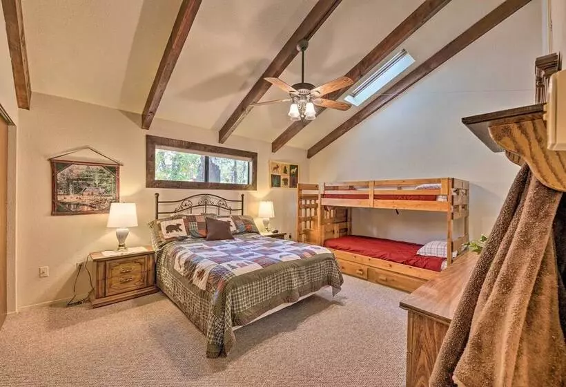 Spacious Cabin W/ Deck: 7 Mi To Show Low!