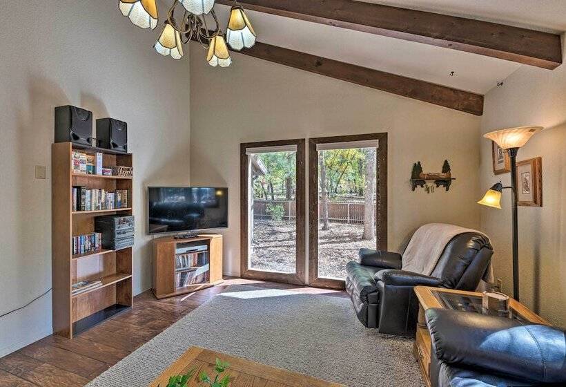 Spacious Cabin W/ Deck: 7 Mi To Show Low!