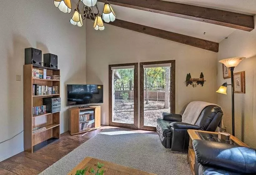 Spacious Cabin W/ Deck: 7 Mi To Show Low!