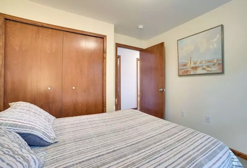 St. Ignace Cottage W/ Deck & Beach On Lake Huron!