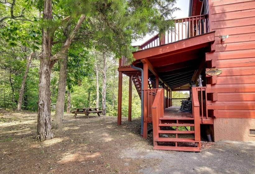 Star Lite  Cabin: Hot Tub, Deck & Pool Table