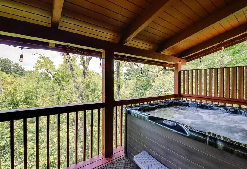 Star Lite  Cabin: Hot Tub, Deck & Pool Table