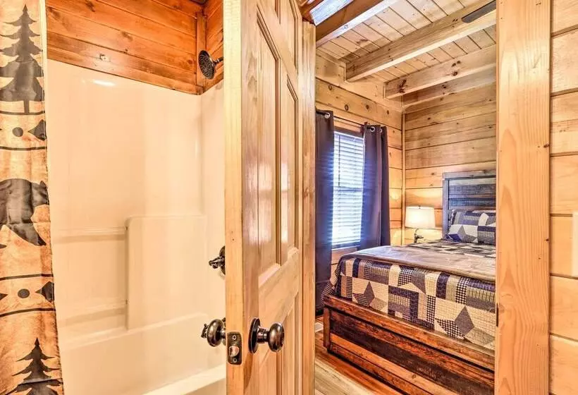 Star Lite  Cabin: Hot Tub, Deck & Pool Table