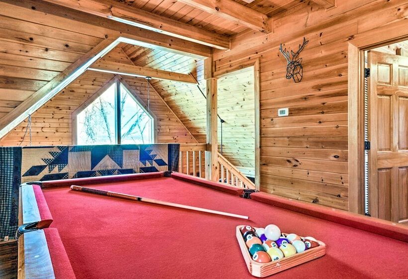 Star Lite  Cabin: Hot Tub, Deck & Pool Table