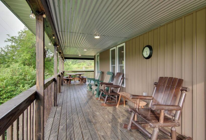 The Olde Homestead W/ Fire Pit & Mountain Views!
