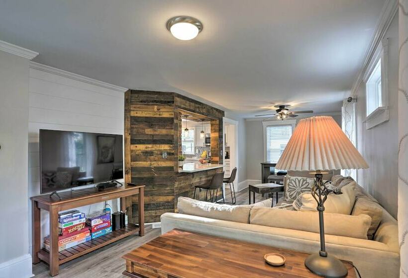 Pet Friendly Home   1/2 Mi To Downtown Willoughby!