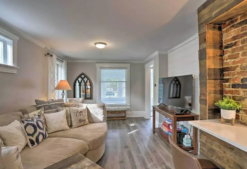 Pet Friendly Home   1/2 Mi To Downtown Willoughby!