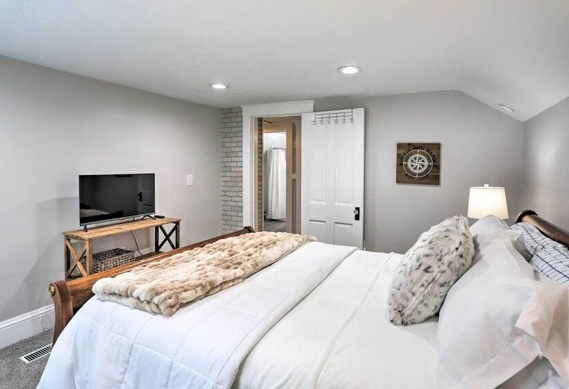 Pet Friendly Home   1/2 Mi To Downtown Willoughby!