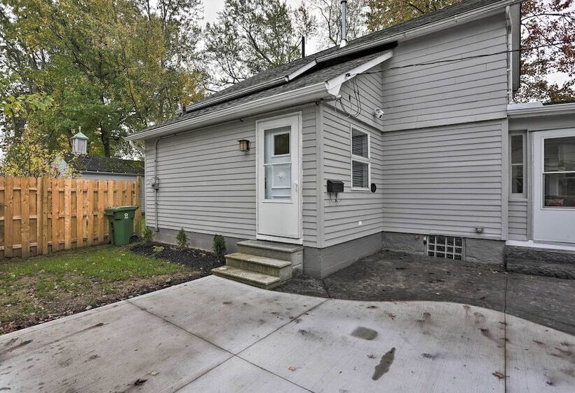 Pet Friendly Home   1/2 Mi To Downtown Willoughby!