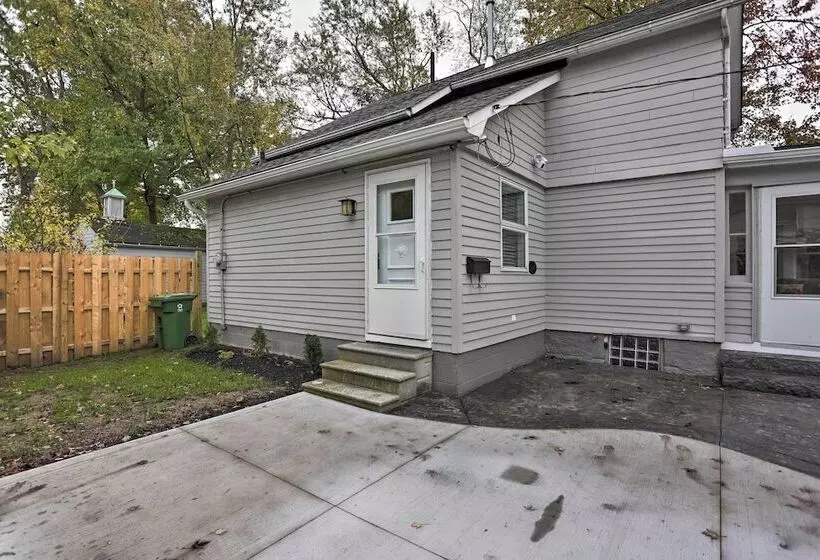 Pet Friendly Home   1/2 Mi To Downtown Willoughby!