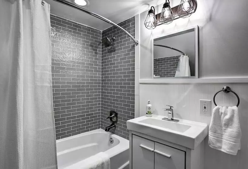 Pet Friendly Home   1/2 Mi To Downtown Willoughby!