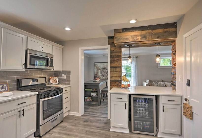 Pet Friendly Home   1/2 Mi To Downtown Willoughby!