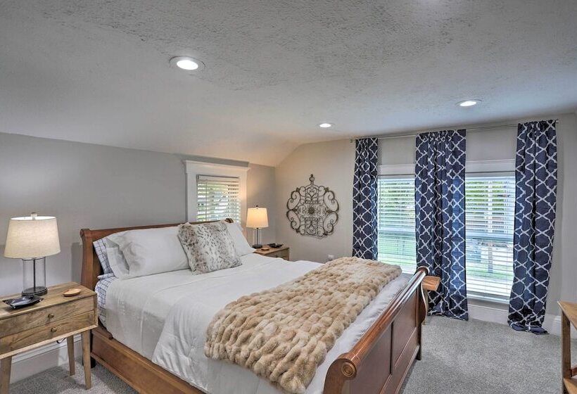 Pet Friendly Home   1/2 Mi To Downtown Willoughby!