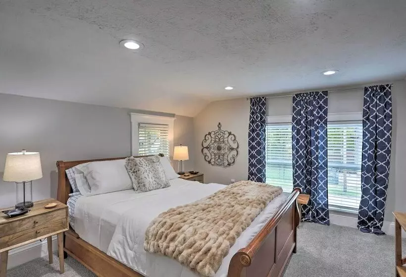 Pet Friendly Home   1/2 Mi To Downtown Willoughby!