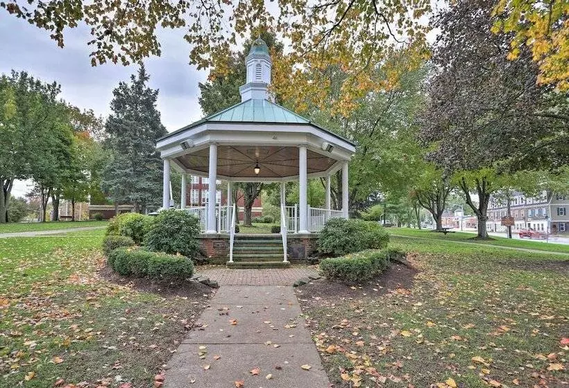 Pet Friendly Home   1/2 Mi To Downtown Willoughby!