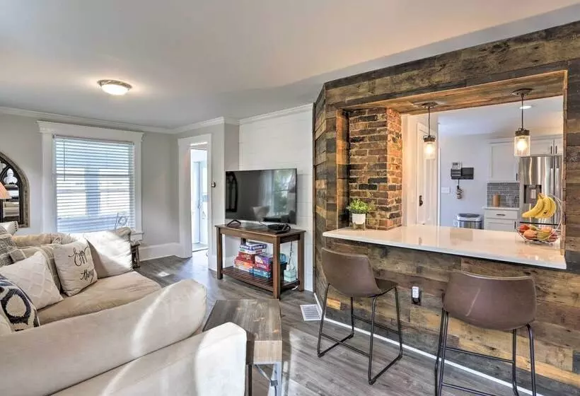 Pet Friendly Home   1/2 Mi To Downtown Willoughby!