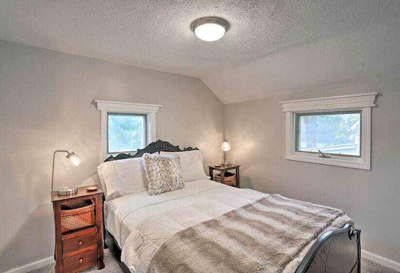 Pet Friendly Home   1/2 Mi To Downtown Willoughby!