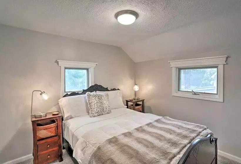 Pet Friendly Home   1/2 Mi To Downtown Willoughby!