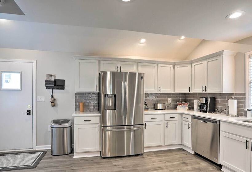 Pet Friendly Home   1/2 Mi To Downtown Willoughby!