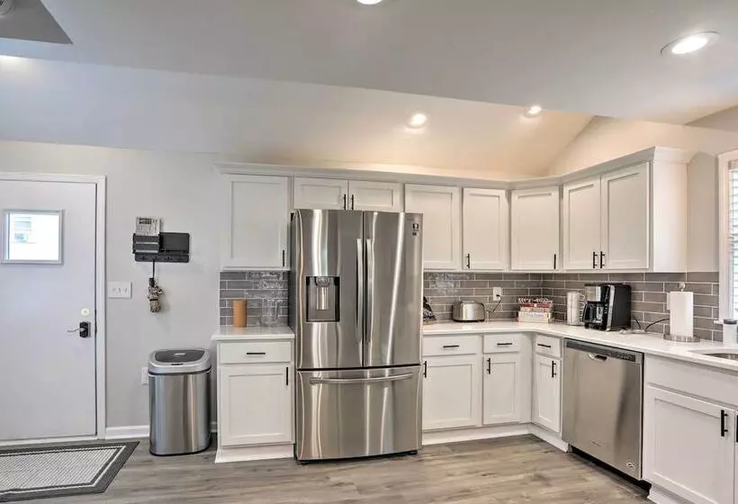 Pet Friendly Home   1/2 Mi To Downtown Willoughby!