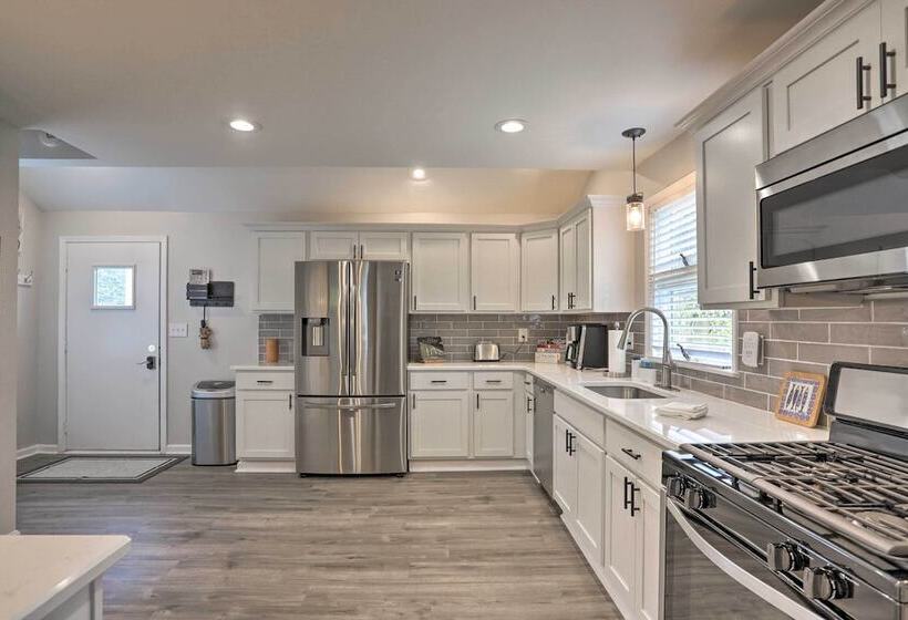 Pet Friendly Home   1/2 Mi To Downtown Willoughby!