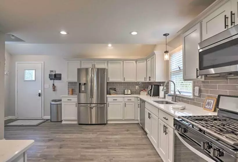 Pet Friendly Home   1/2 Mi To Downtown Willoughby!